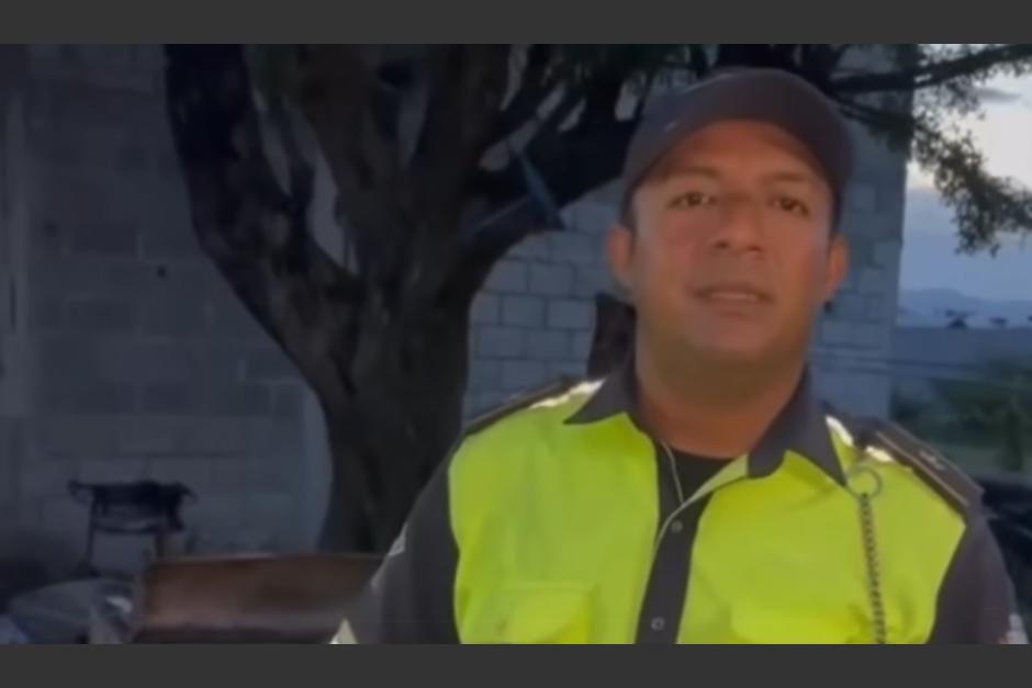 Un agente de la PMT de Zacapa pide ayuda tras perderlo todo en un incendio. (Foto: Captura de video)