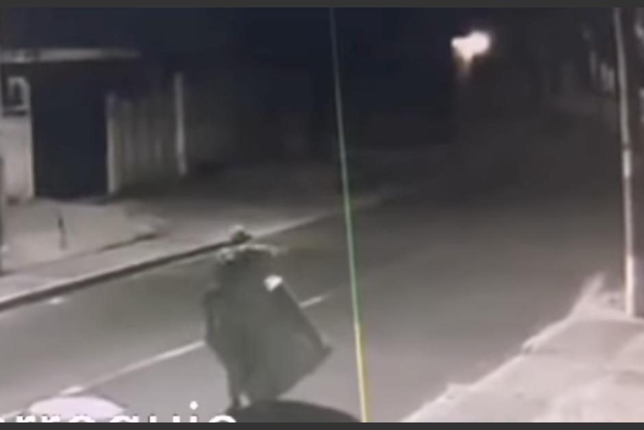 El hombre ingresó en horas de la noche a una vivienda para cometer un insólito robo. (Foto: captura de video)