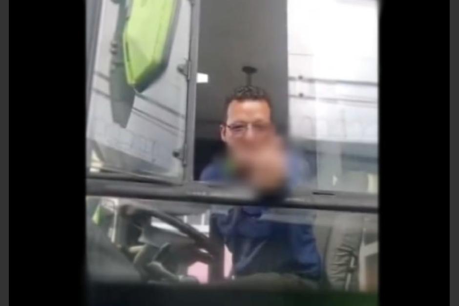 Piloto se viraliza tras insultar a un motorista en pleno tráfico. (Foto: Captura de video)