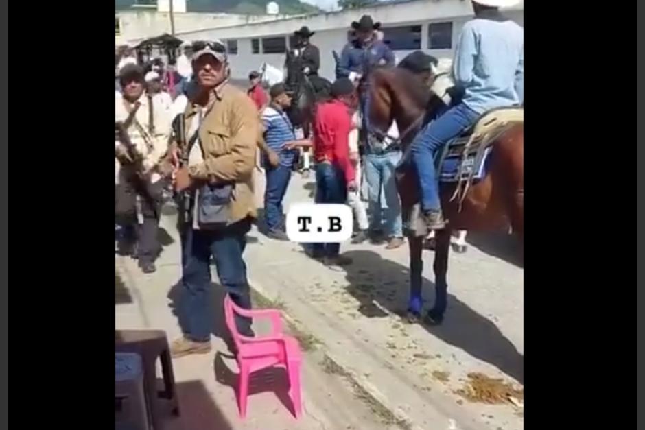 Hombres fuertemente armados se vieron involucrados en una trifulca durante un desfile hípico. (Foto: Captura de video)