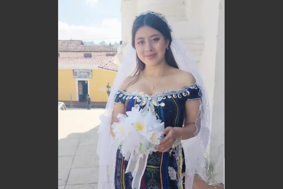 Un vestido de novia con detalles guatemaltecos se hizo viral en redes sociales. (Foto: captura de video)