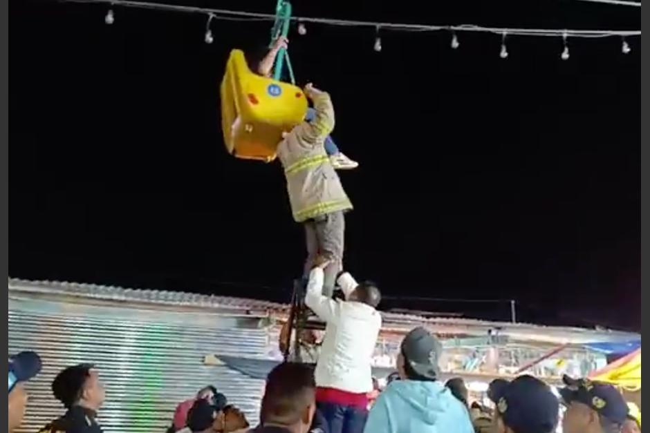 Bomberos Voluntarios realizaron intenso rescate de personas atrapadas en juego mecánico que colapsó en Feria de Jalapa. (Foto: captura de pantalla)&nbsp;