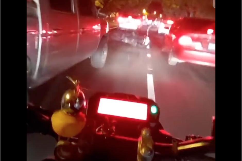 El motorista terminó en el suelo tras topar contra el vehículo al que iba pegado. (Foto: captura de video)