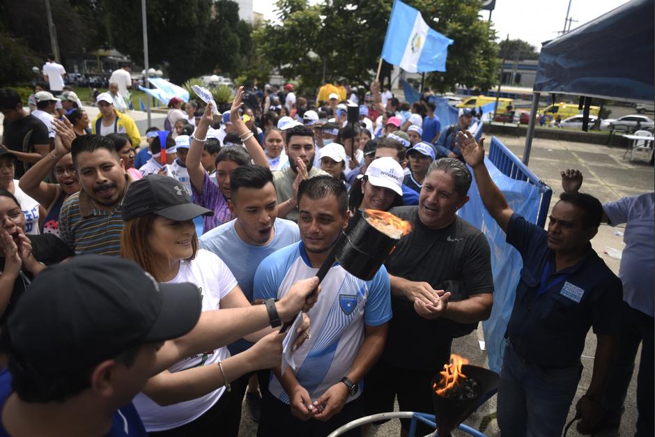 Decenas de personas participan en las tradicionales antorchas. (Foto: Wilder López/Soy502)