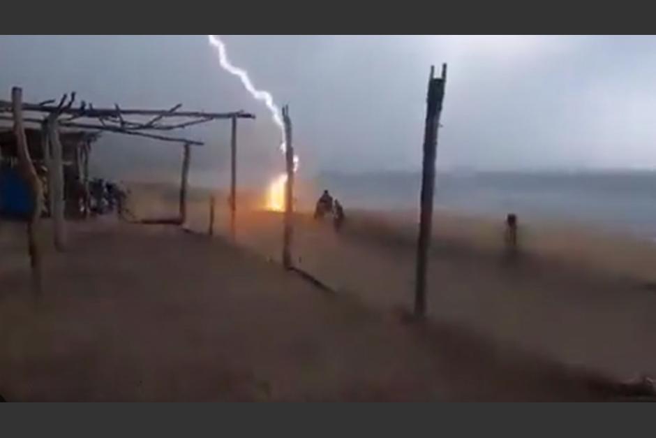 Un rayo provocó la muerte de dos personas que estaban en una playa turística en Michoacán, México. (Foto: captura de pantalla)&nbsp;