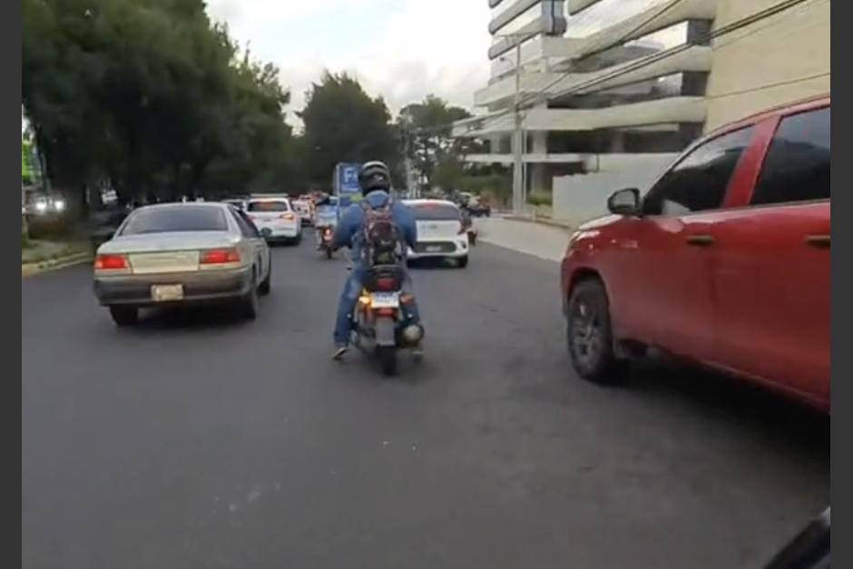 Un motorista advirtió a otro conductor tras cometer una imprudencia en pleno tránsito. (Foto: captura de video)