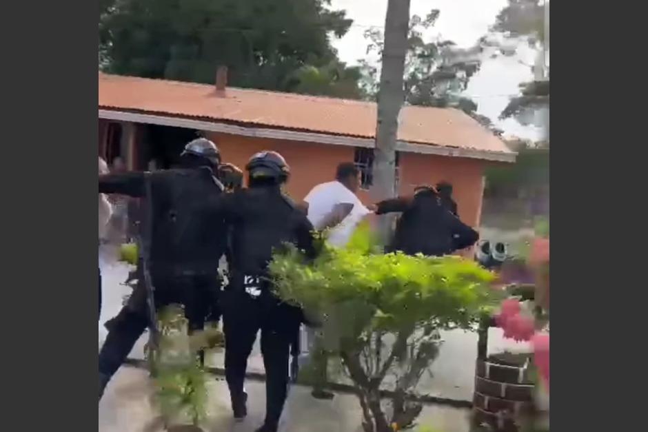 Un grupo de hombres fuertemente armados llegaron a la vivienda y se llevaron al hombre. (Foto: Captura de pantalla)