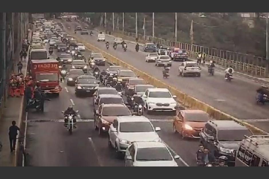 Debido a la emergencia bajo el puente del Naranjo, el tráfico colapsó en varios sectores de la ciudad. (Foto: PMT/Guatemala)