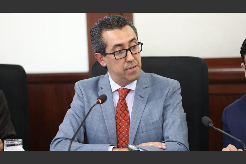 El diputado electo y quien se perfila con próximo ministro de Finanzas, Jonathan Menkos, presentó las propuestas en el Congreso. (Foto: Organismo Legislativo)