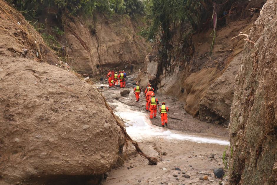 Una intensa búsqueda y el rescate se desplegaron para localizar a varias personas desaparecidas debajo del puente El Naranjo. (Foto: Bomberos Voluntarios)