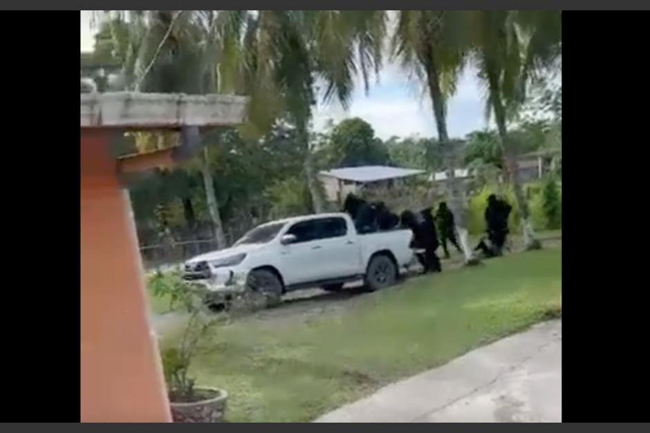 Otro video mostró el momento en el que un comando armado se llevó al supuesto narcotraficante "Wicho Veneno". (Foto: captura de pantalla)&nbsp;