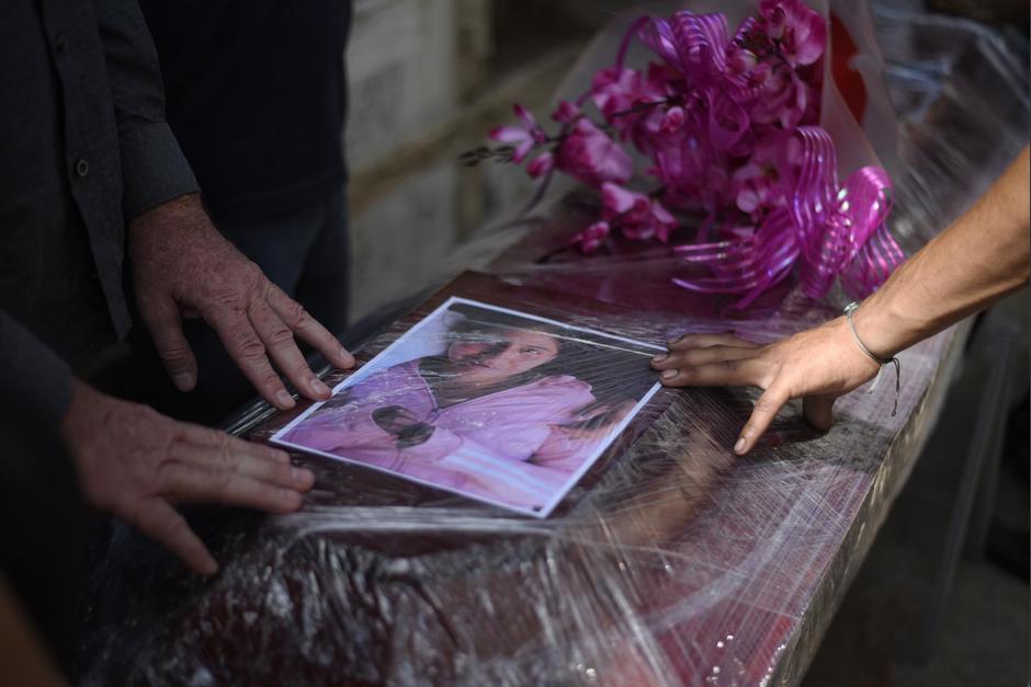 Karla de Paz fue inhumada este miércoles 27 de septiembre, tras perder la vida en la tragedia del puente El Naranjo. (Foto: Wilder López/Soy502)