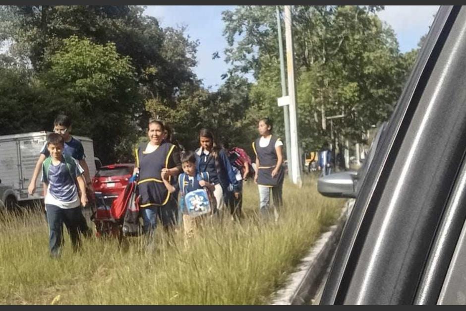Maestros de distintos centros educativos han salido a las calles por sus alumnos, debido al complicado tránsito en la ciudad. (Foto: redes sociales)