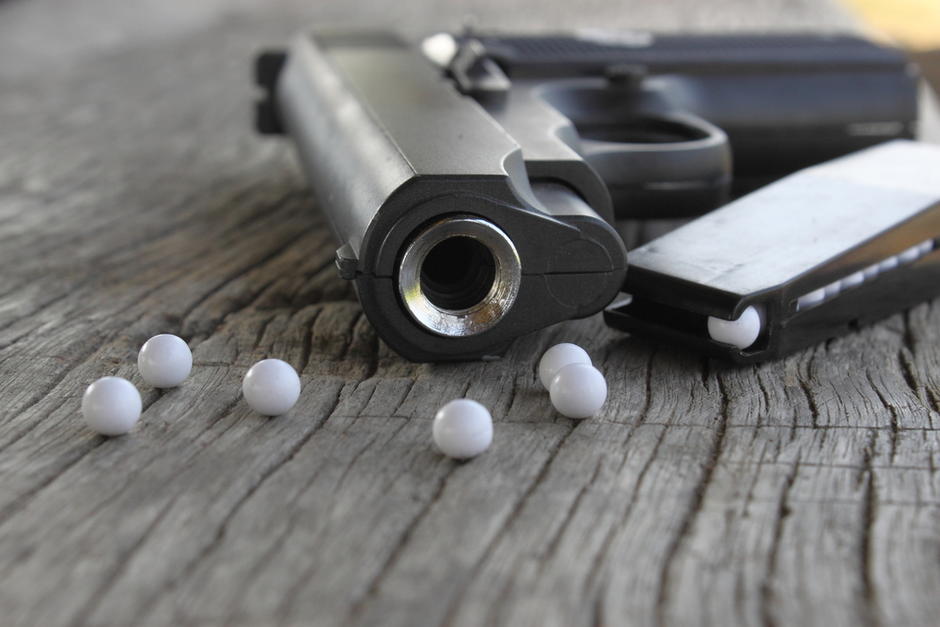 Los hombres que asaltaban con una pistola de balines en la Avenida Reforma y dejaron el arma de juguete tirada. (Foto: Shutterstock )