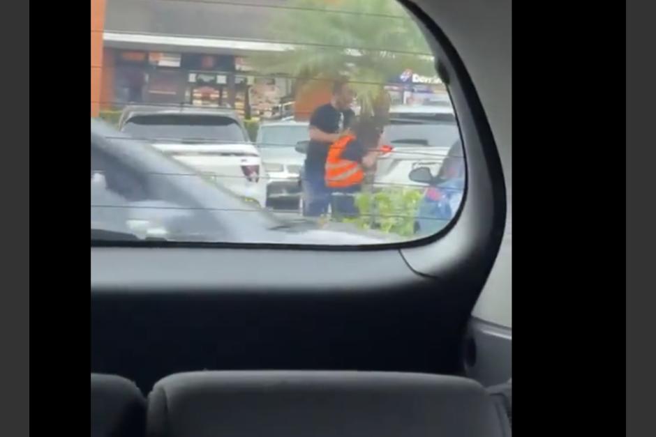 Un hombre fue captado agrediendo brutalmente a un anciano dentro del estacionamiento de un comercio en Mixco. (Foto: captura de pantalla)&nbsp;