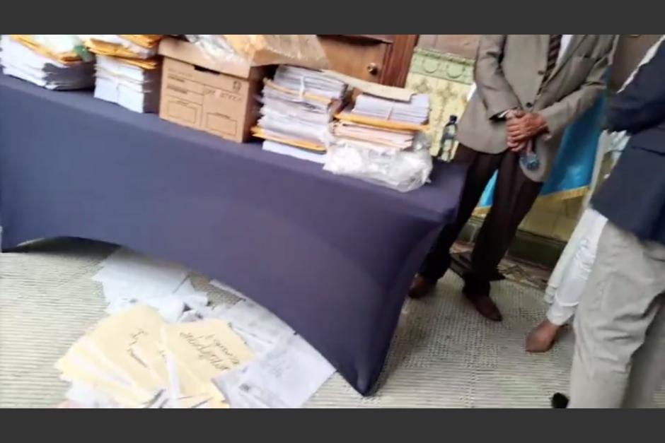 El MP se retiró de las instalaciones del TSE dejando actas electorales tiradas. (Foto: captura de video)