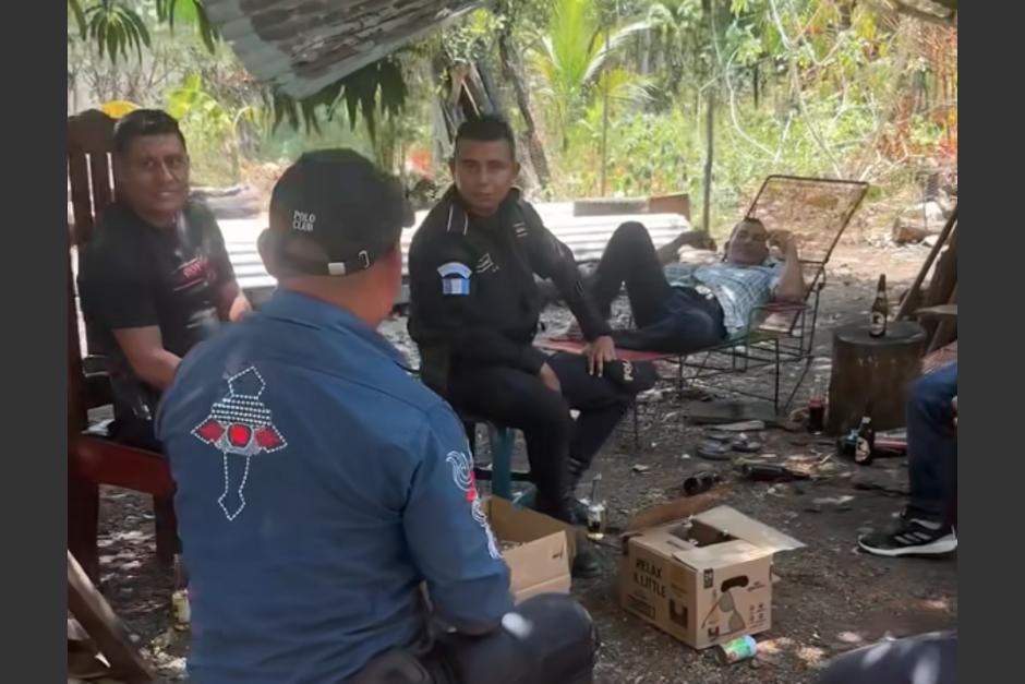 El alcalde de San Francisco, Petén, grabó a unos agentes de la PNC ingiriendo alcohol en horario de trabajo. (Foto: Juan José Paredes)