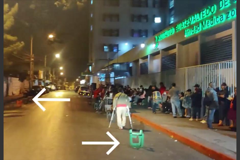 Agentes de la PMT retiraron obstáculos a las afueras del IGSS en la zona 6. (Foto: Amílcar Montejo)