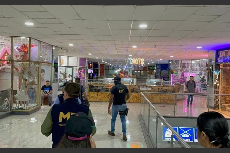 Cuatro hombres fueron enviados a juicio por violar y robar a usuarios de un centro comercial de la zona 1. (Foto: PNC)