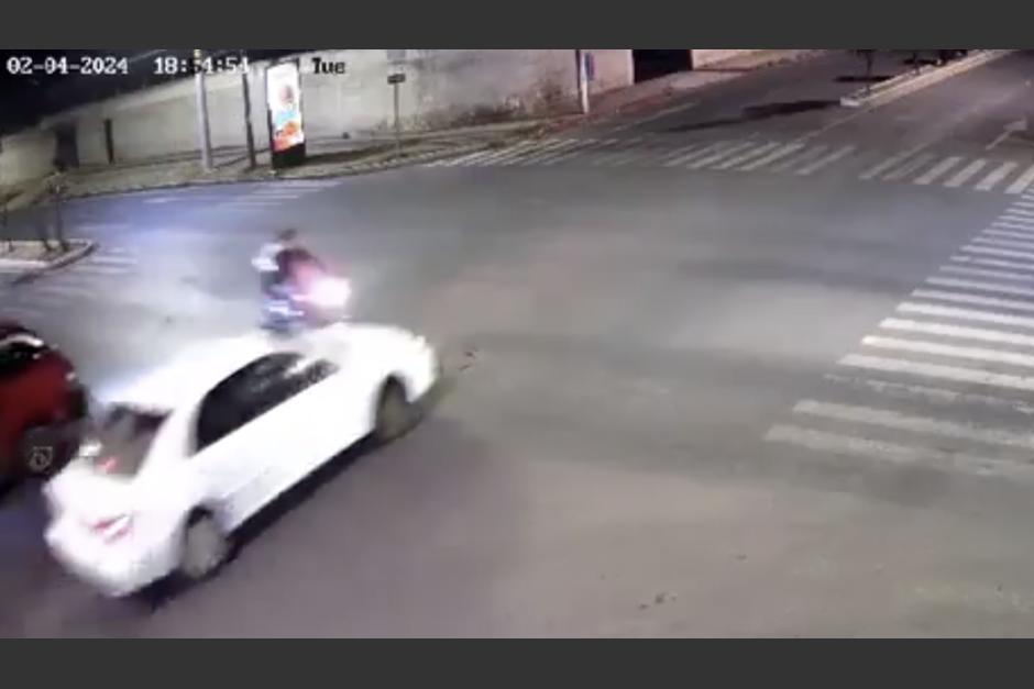 Captan el momento en que ocurre un accidente de tránsito, en el que salieron expulsados los tripulantes de una moto. (Foto: captura de video)