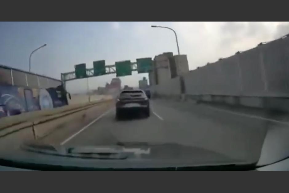 Cámara de automóvil capta en carretera el terremoto en Taiwán. (Foto: captura de video)