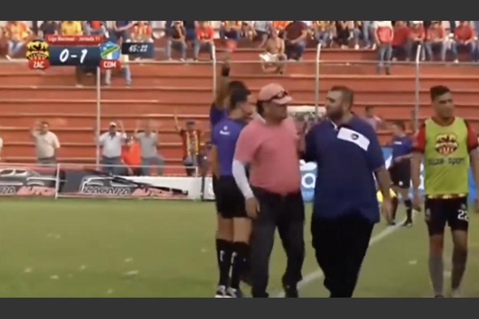Expulsan al entrenador de Zacapa por agredir a uno de sus propios jugadores durante el partido con Comunicaciones. (Foto: Captura de video)