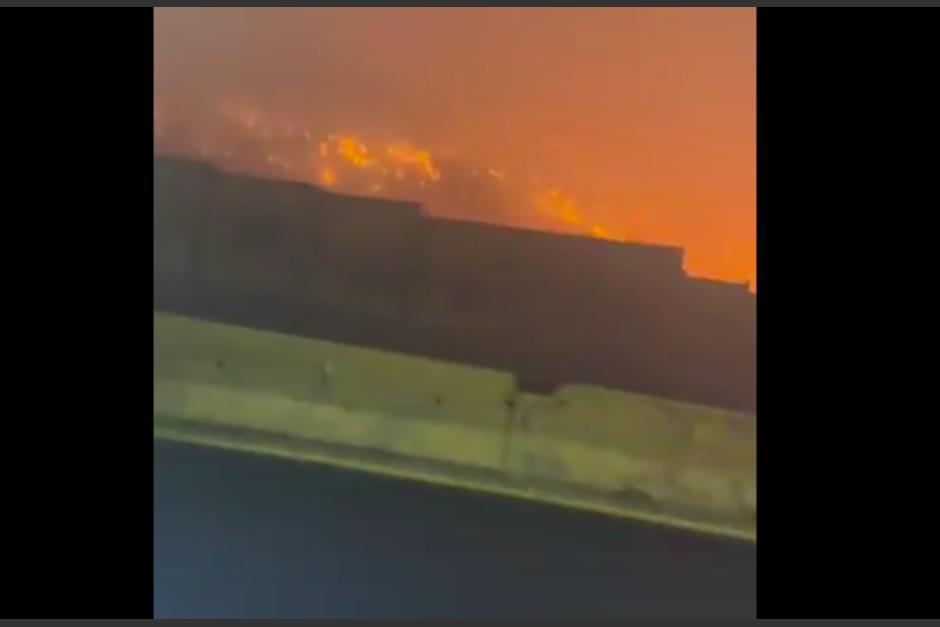 El incendio lleva varias horas y no ha sido controlado. (Foto: captura de pantalla)