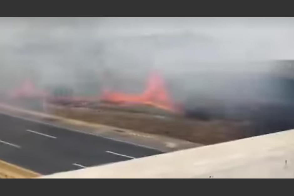 Un incendio se registra en el kilómetro 22 de ruta al Pacífico. (Foto: captura de pantalla)