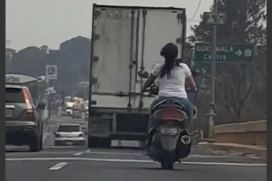 La mujer se volvió viral por una arriesgada maniobra que cometió en pleno tránsito. (Foto: captura de video)