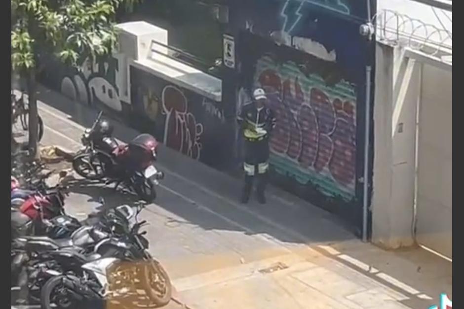 El agente PMT dio tiempo a que el motorista apareciera, pero al no verlo tomó medidas. (Foto: captura de video)