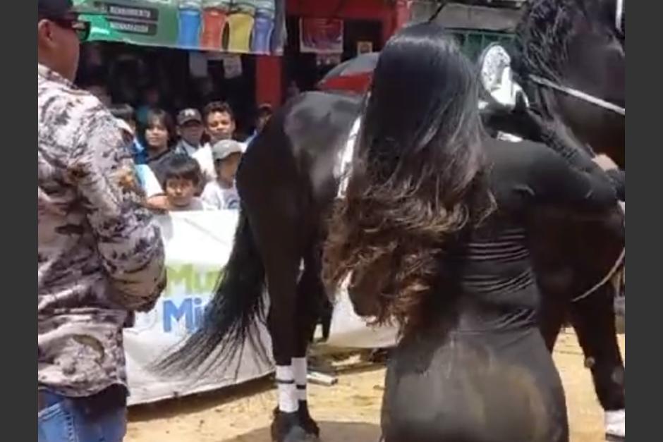En video quedó captada la caída de una jinete en un desfile hípico de Mixco. (Foto: captura de pantalla)&nbsp;