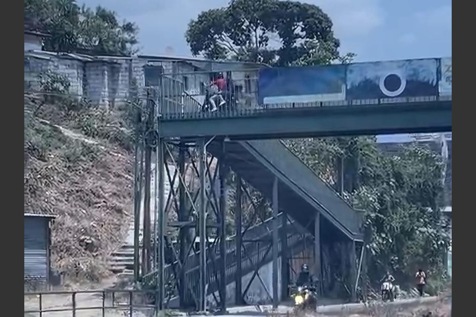 Un motorista fue captado en video mientras utilizaba la pasarela en la ruta al Pacífico. (Foto: Cortesía)