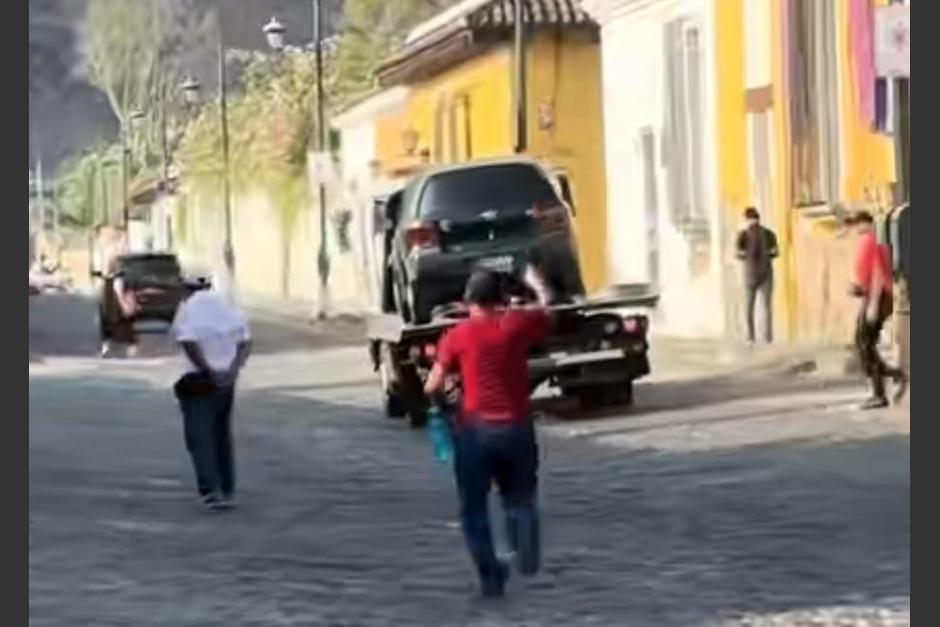 La reacción de un conductor al ver cómo se llevaban su vehículo se volvió viral. (Foto: captura de video)