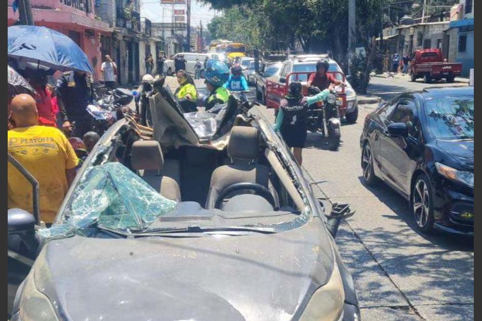 Conductor en aparente estado de ebriedad pasa sobre otro carro este martes. (Foto: Bomberos Municipales de Mixco)