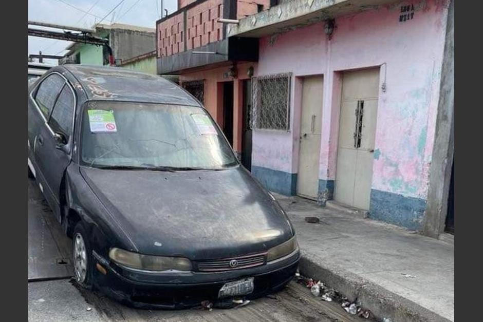 Un carro abandonado fue retirado de la vía pública, y lo que había debajo espantó a muchos. (Foto: Facebook/Jorge Mario García)