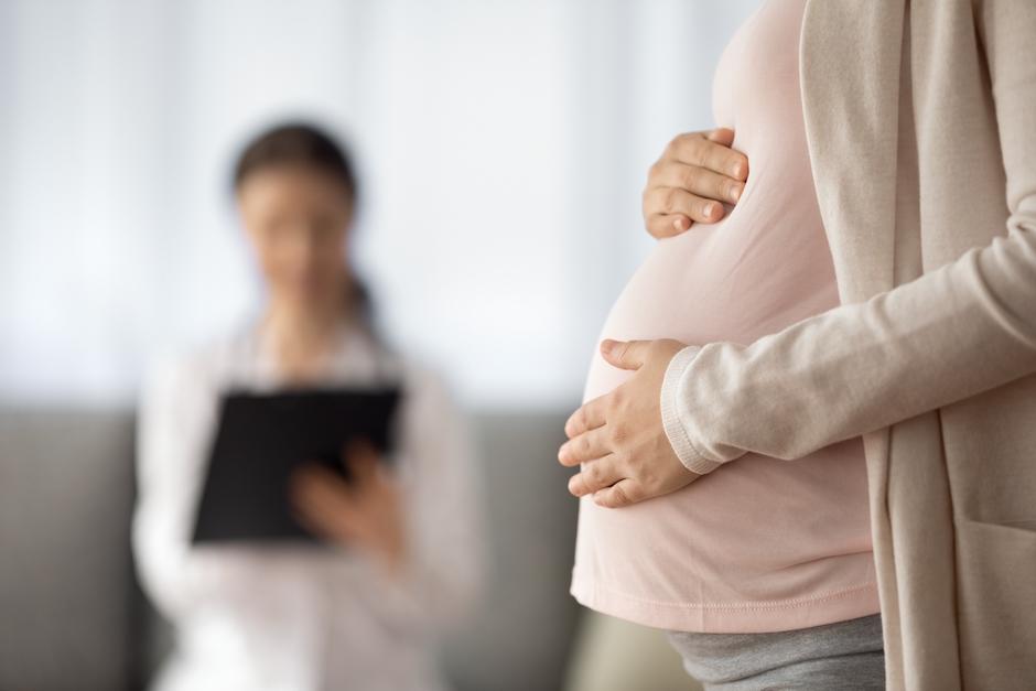 La mujer embarazada que tuvo que ser intervenida por un tumor gigante. (Foto ilustrativa: Shutterstock)