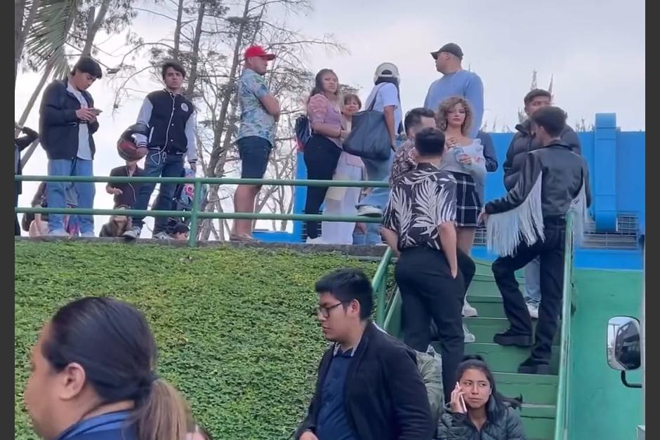 Decenas de guatemaltecos ya se encuentran haciendo fila esperando para audicionar en el casting de "La Academia". (Foto: captura de video)