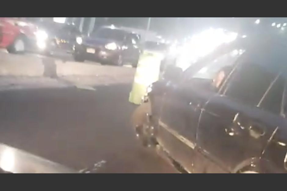 Captan a conductora peleando en el tránsito y cerrando el paso a otro automovilista en la ruta al Pacífico. (Foto: captura de video)