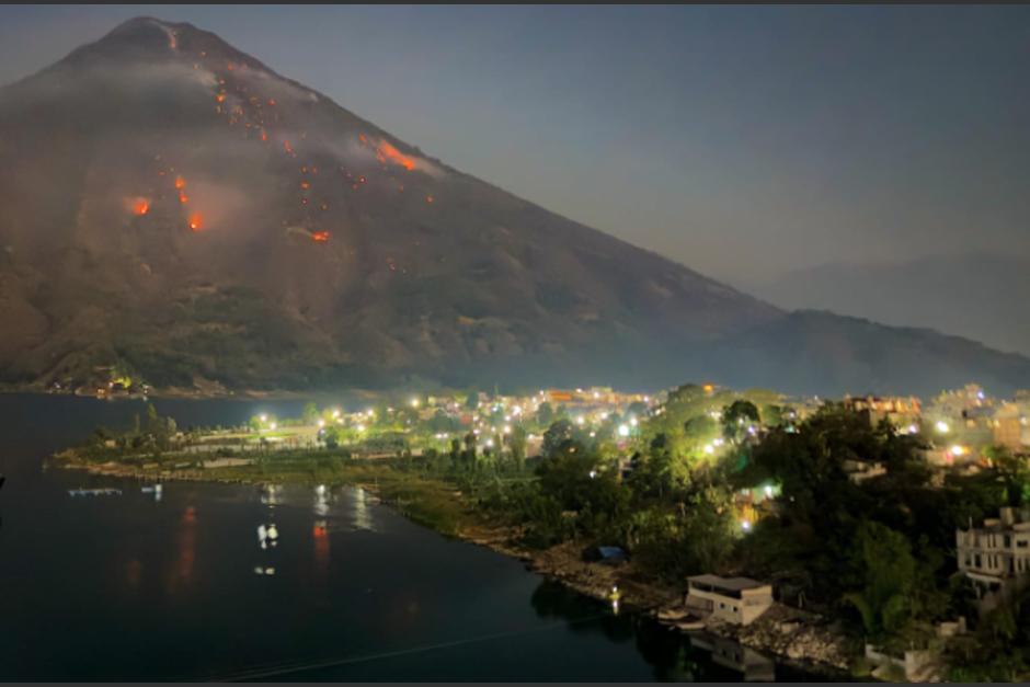 El incendio en el volcán San Pedro inició durante la tarde del martes 23 de abril. (Foto: Emilio Aguilar/NS)