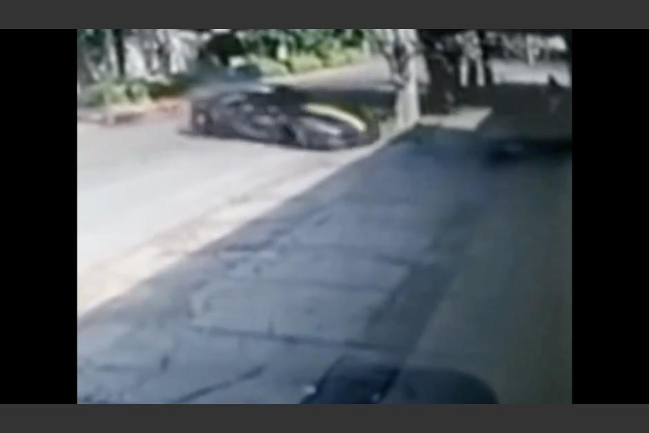 Un video mostró un accidente protagonizado por un Ferrari en zona 14. (Foto: captura de pantalla)&nbsp;