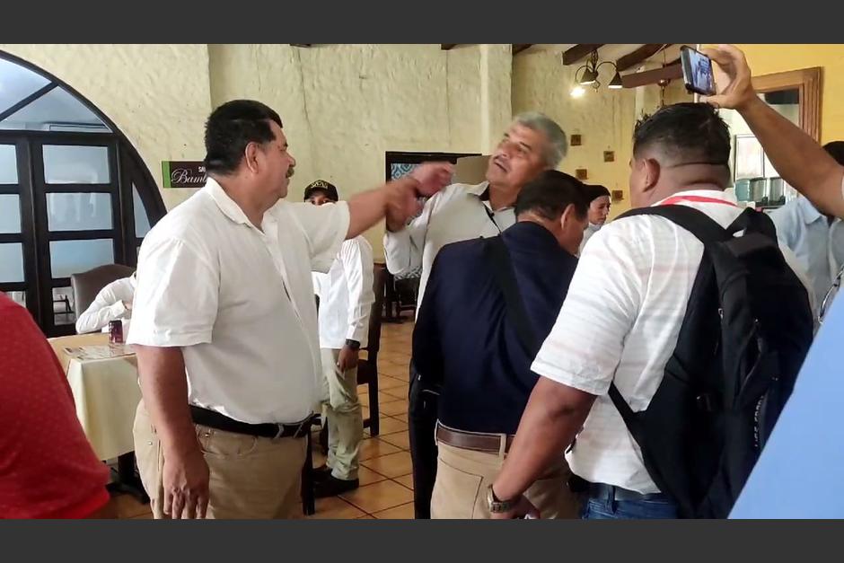 El diputado Oswaldo Rosales fue captado mientras agredía al reportero Abel Reyna. (Foto: Revista Coyuntura)