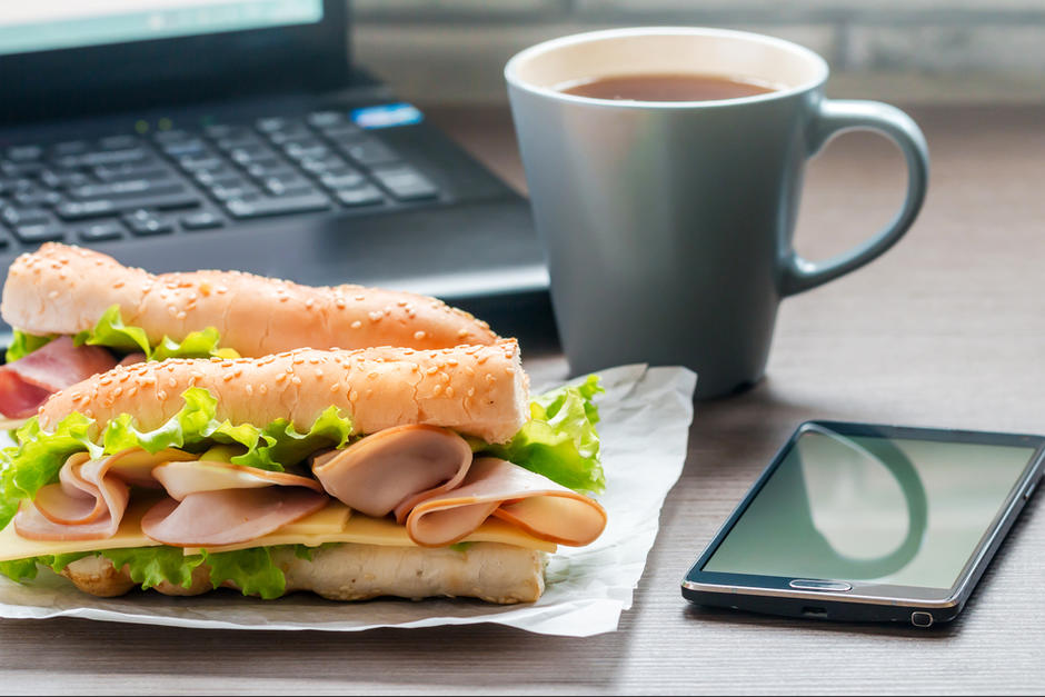 Puede que seas de las personas que desayuna en la oficina para ahorrar tiempo. (Foto: Shutterstock)&nbsp;