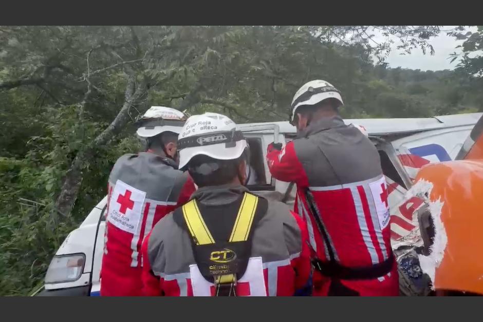 El accidente de tránsito múltiple que dejó una persona atrapada entre los hierros retorcidos. (Foto: Cruz Roja Guatemalteca)