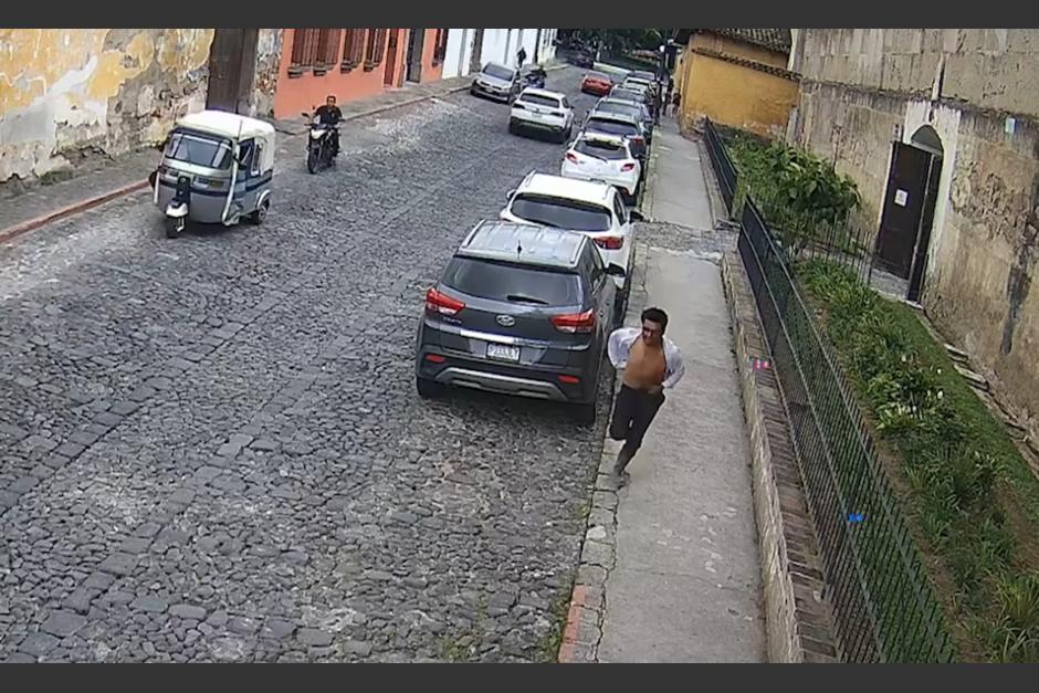 Un hombre escapó de una ambulancia y corrió por las calles de la Antigua Guatemala. (Foto: captura de video)