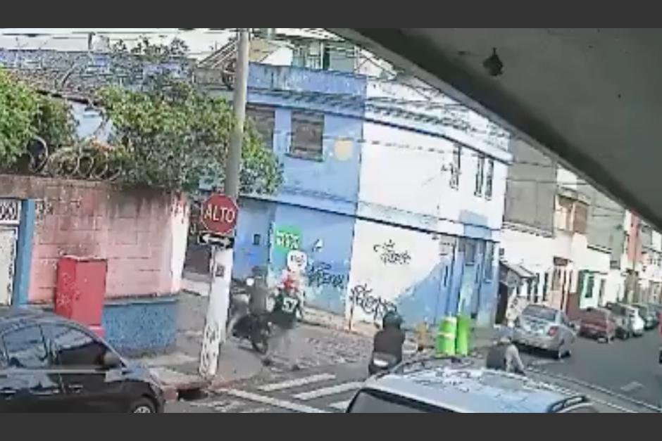Captan el momento en que conductor dispara contra hombres en motocicleta, en la zona 5 capitalina. (Foto: captura de video)