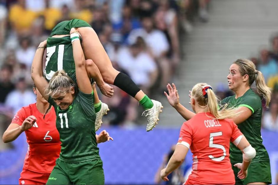 Para salvar a su compañera de equipo de una lesión dolorosa, realizó en ella una épica y audaz maniobra que marcó un momento destacable en el partido de rugby.&nbsp;(Foto: La Nación)