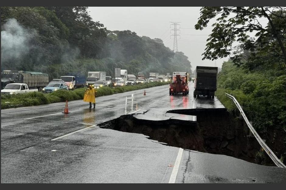 El 13 de junio se produjo un hundimiento en el kilómetro 44 de la autopista y podría generarse otro. (Foto: Archivo/Soy502)