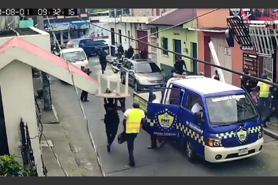 En video quedó captado el momento en que la PMT de Mazatenango, Suchitepéquez, realizó un decomiso de mercaderías. (Foto: captura de pantalla)&nbsp;