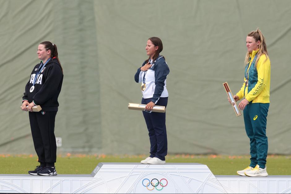 La incógnita que muchos de nosotros hemos tenido sobre lo que contiene la caja que reciben los ganadores olímpicos junto a sus medallas. (Foto: AFP)