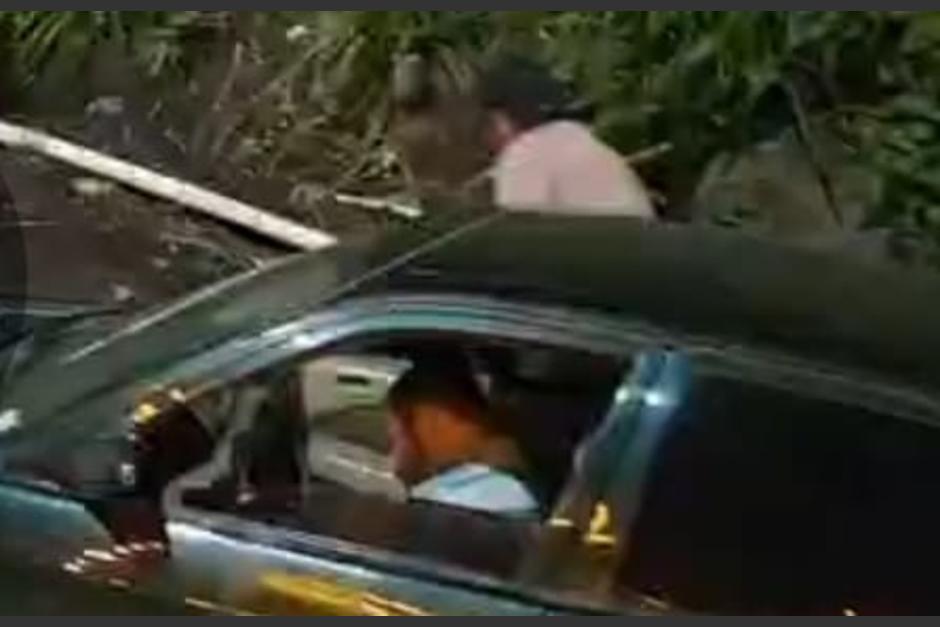 El conductor se quedó dormido tras protagonizar un choque contra un tráiler. (Foto: captura de video)